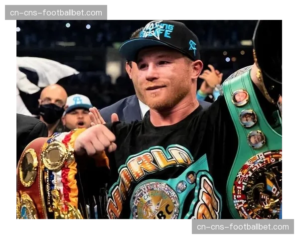 世界拳王统一战：阿瓦雷兹分歧判定战胜贝纳维德兹，卫冕四条金腰带